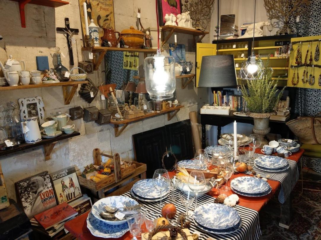 Maison D'Hotes "Les Volets Verts" Et Sa Brocante Ecueille Buitenkant foto