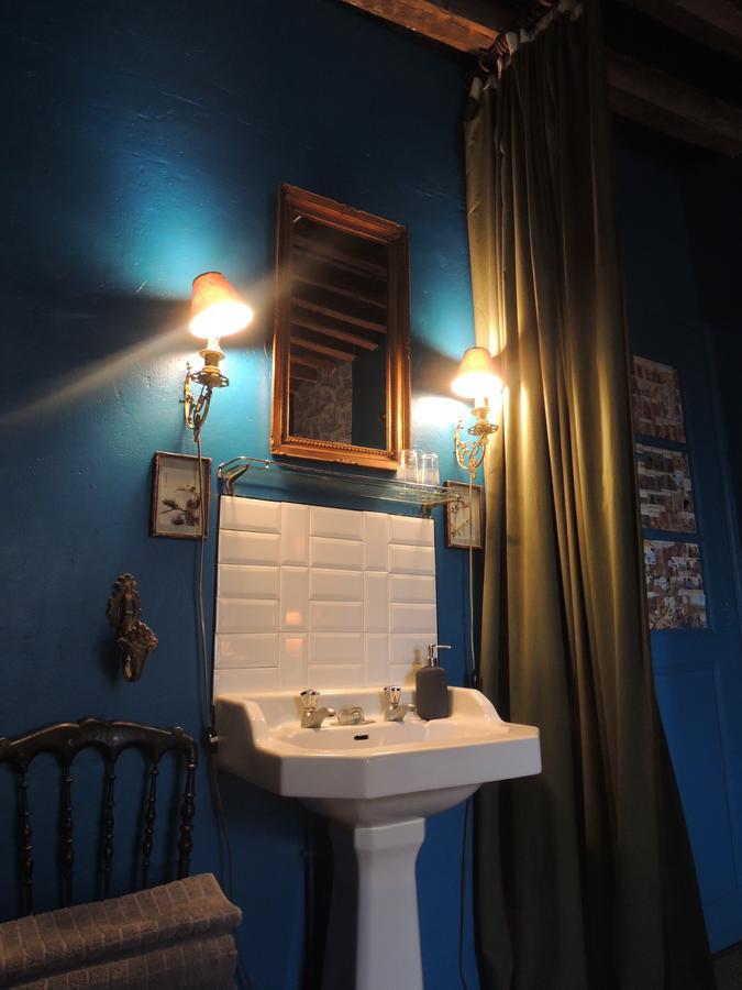 Maison D'Hotes "Les Volets Verts" Et Sa Brocante Ecueille Buitenkant foto